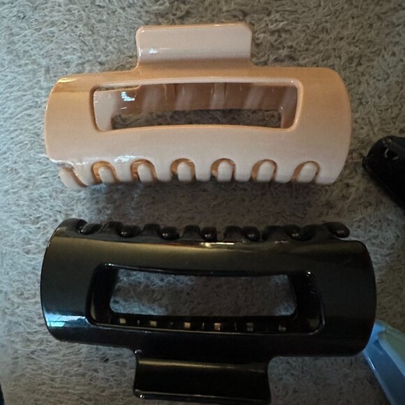 semi squishy hair clips black and beige - Picture 1 of 5